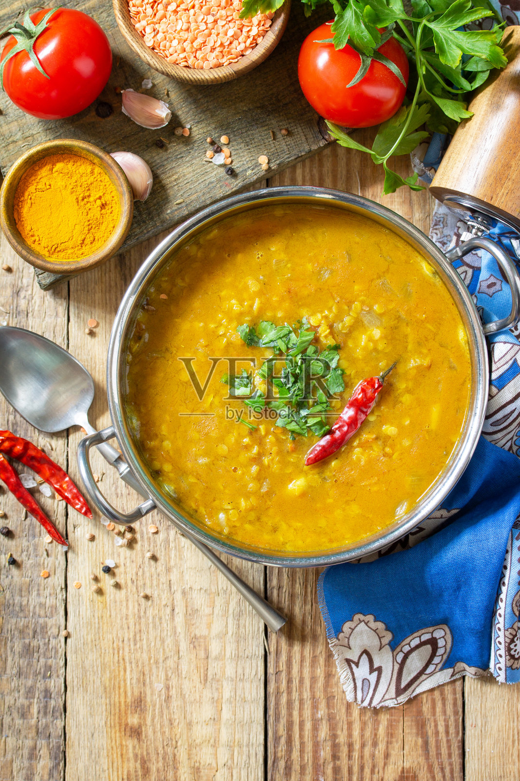 印度菜,真正的印度菜。传统的印度辣小扁豆汤和香草在乡村的桌子上。俯视图平铺背景。副本的空间。照片摄影图片