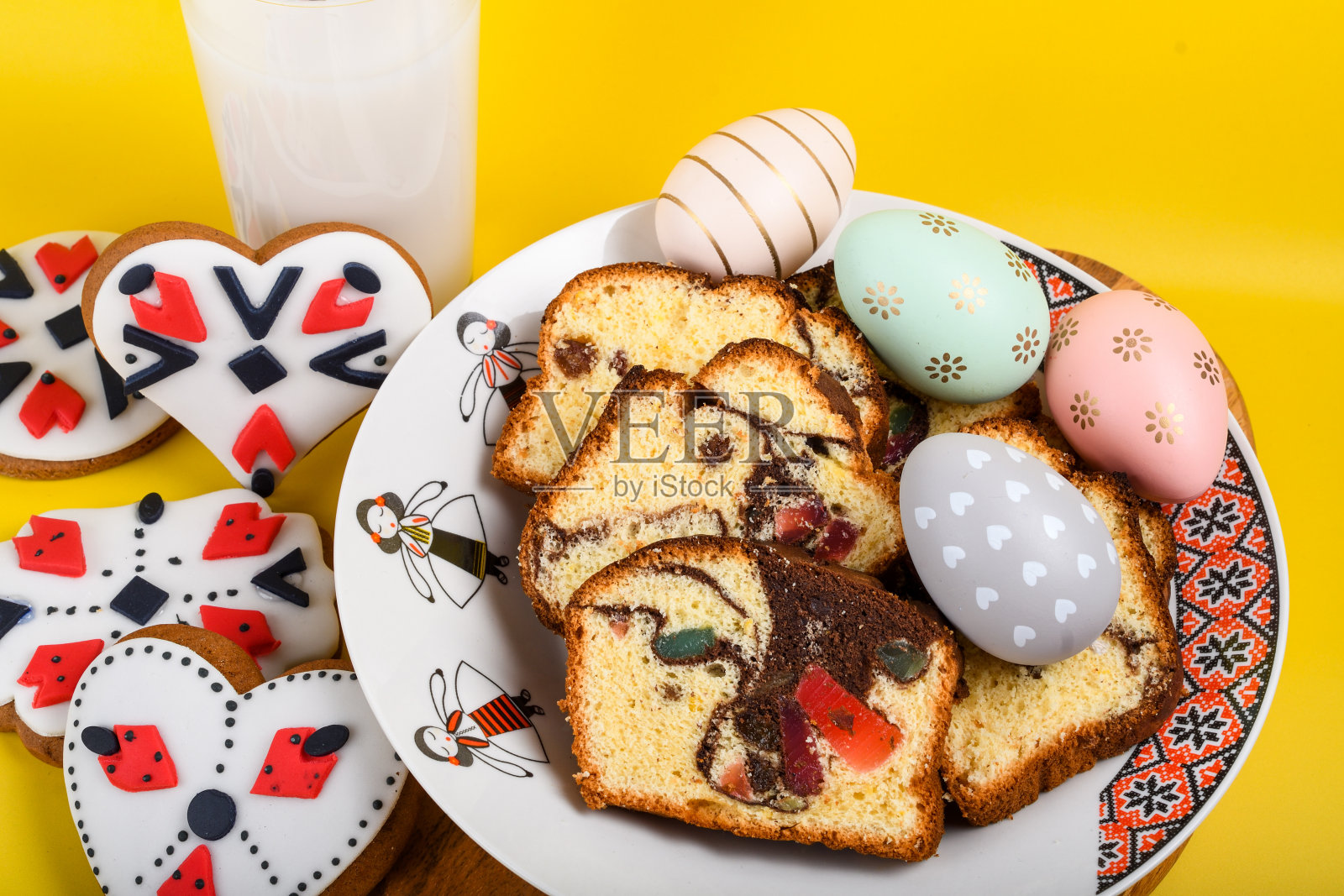 复活节彩蛋和自制的姜心面包照片摄影图片