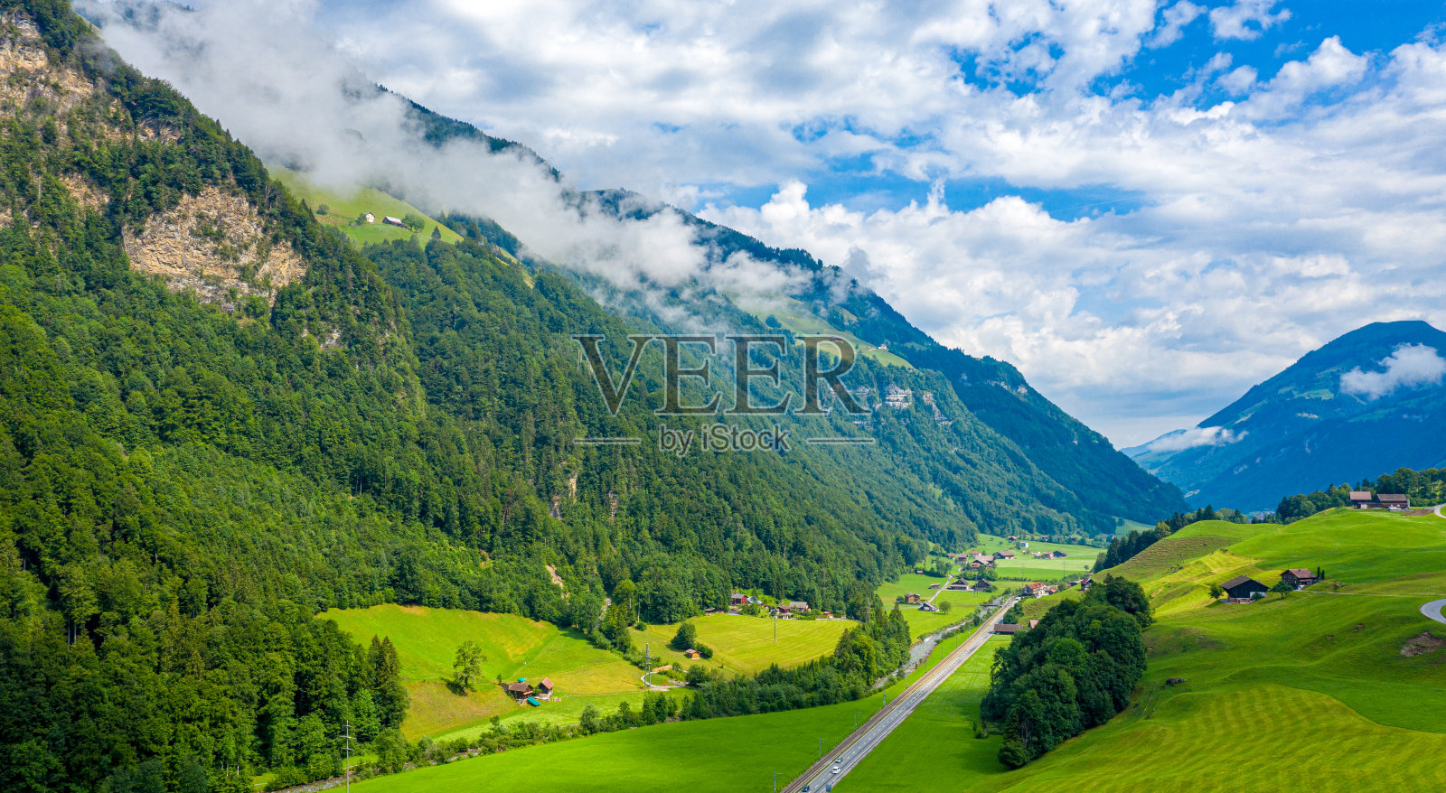 从上面俯瞰瑞士阿尔卑斯山谷的美妙鸟瞰图照片摄影图片