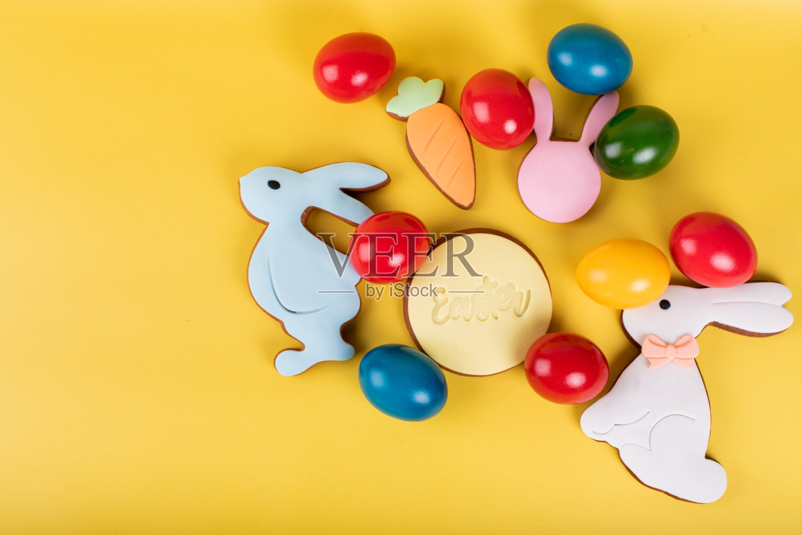 可爱的复活节兔子甜点,复活节彩蛋,正宗的复活节早午餐。照片摄影图片