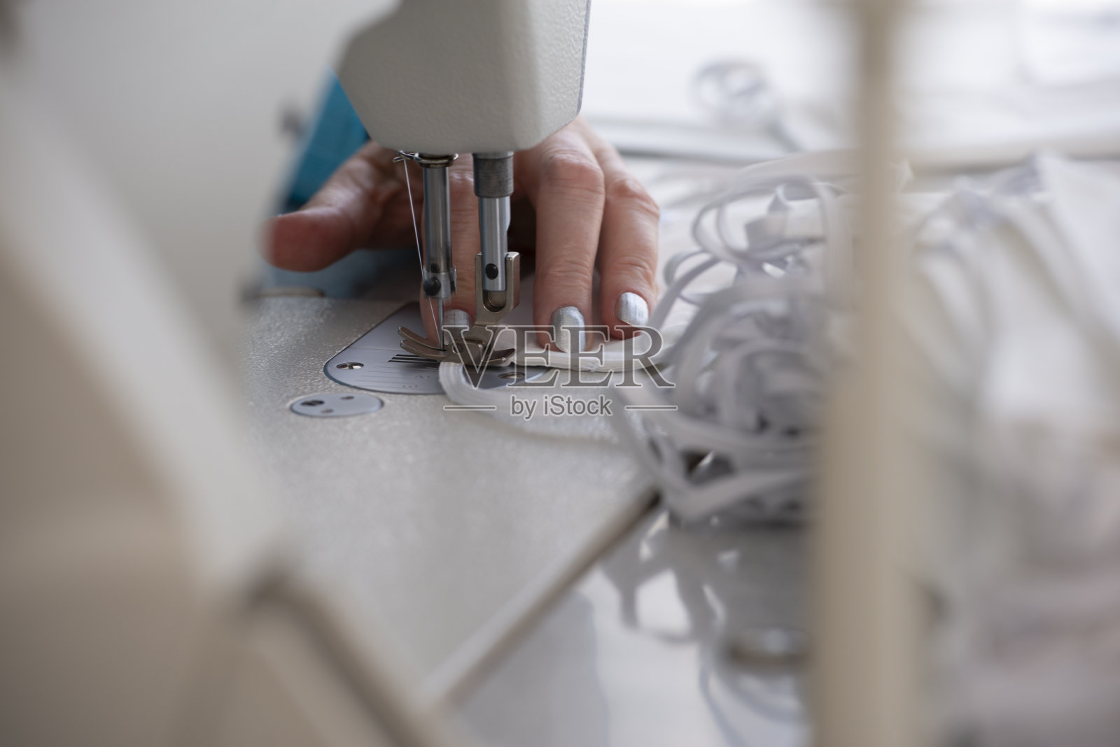 缝纫机缝制口罩特写照片摄影图片