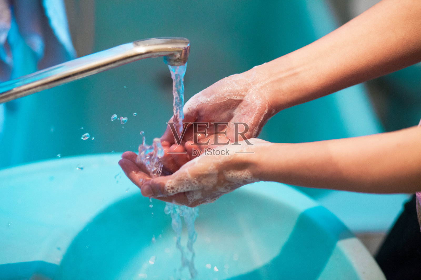 经常洗手,让细菌远离你照片摄影图片