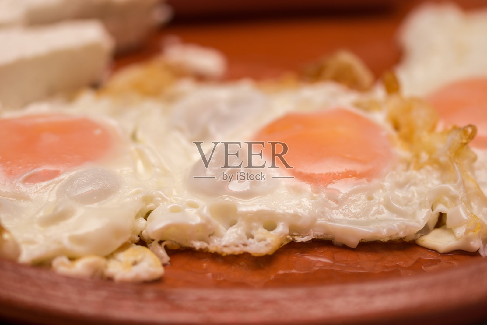 早餐有热狗、奶酪、酸奶和鸡蛋照片摄影图片