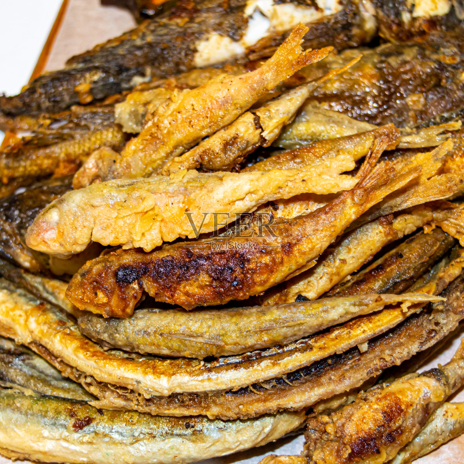 在木板上炸小鱼照片摄影图片