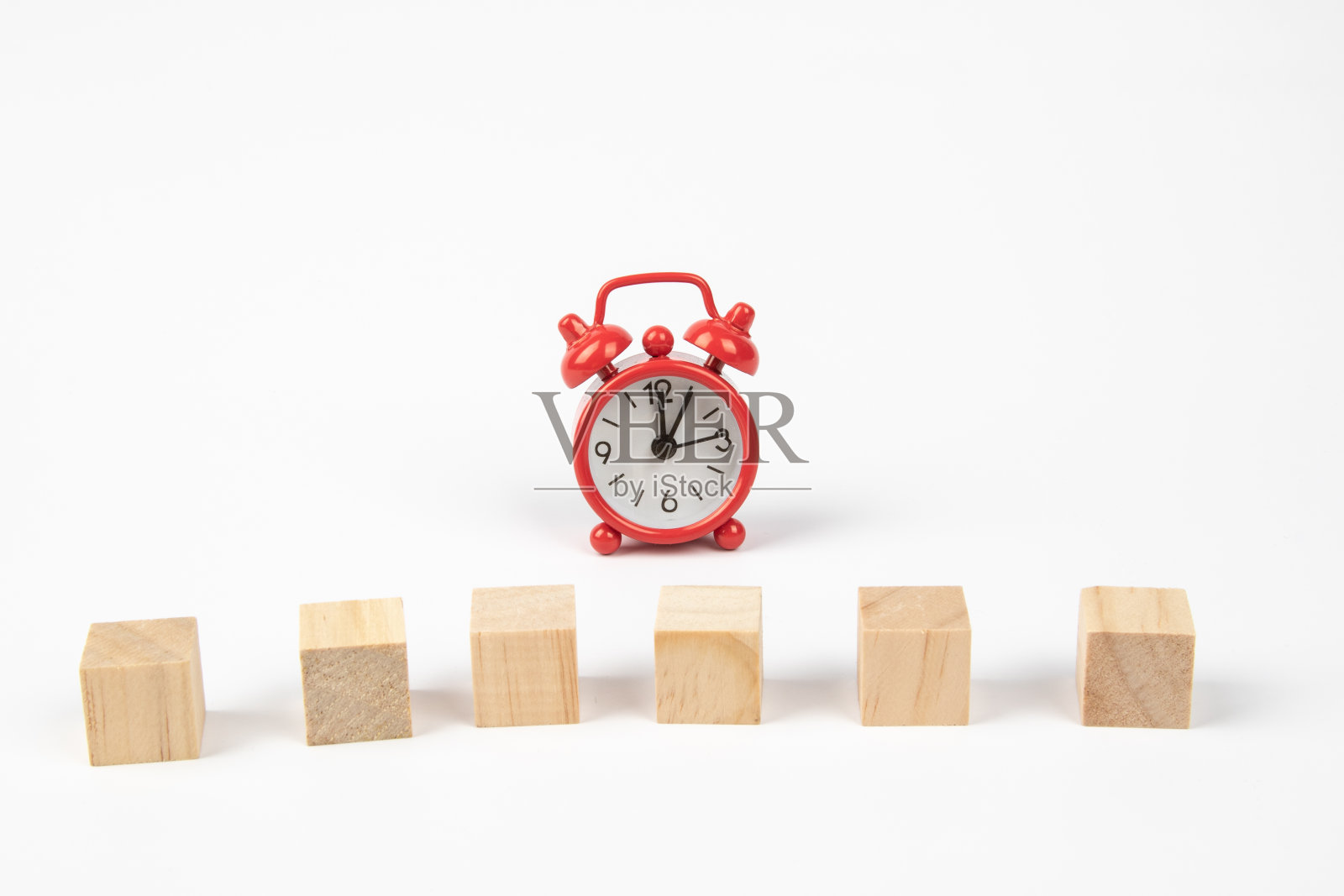 红色闹钟与空白木块照片摄影图片