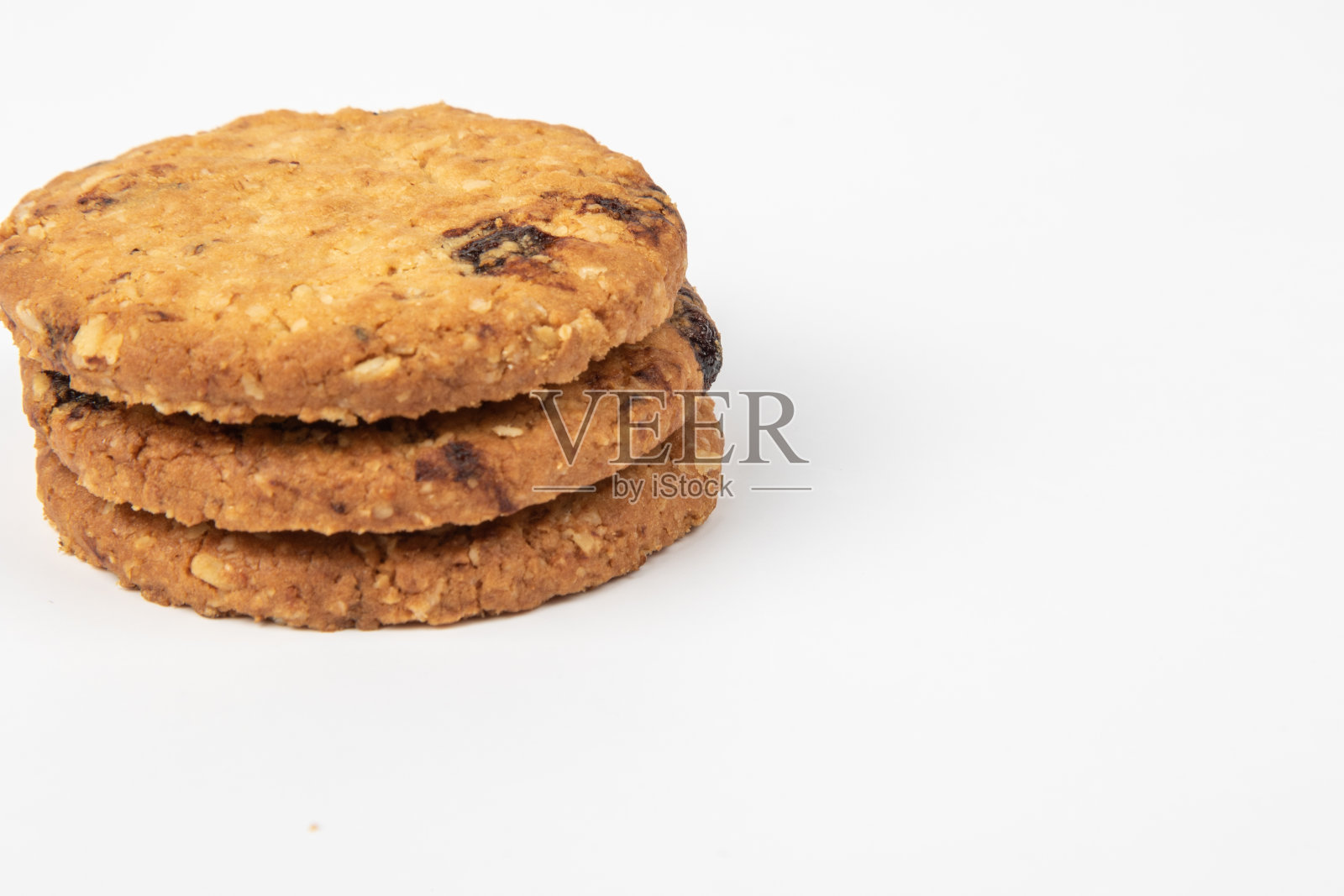 美味的全麦葡萄干燕麦饼干和白色的背景。照片摄影图片