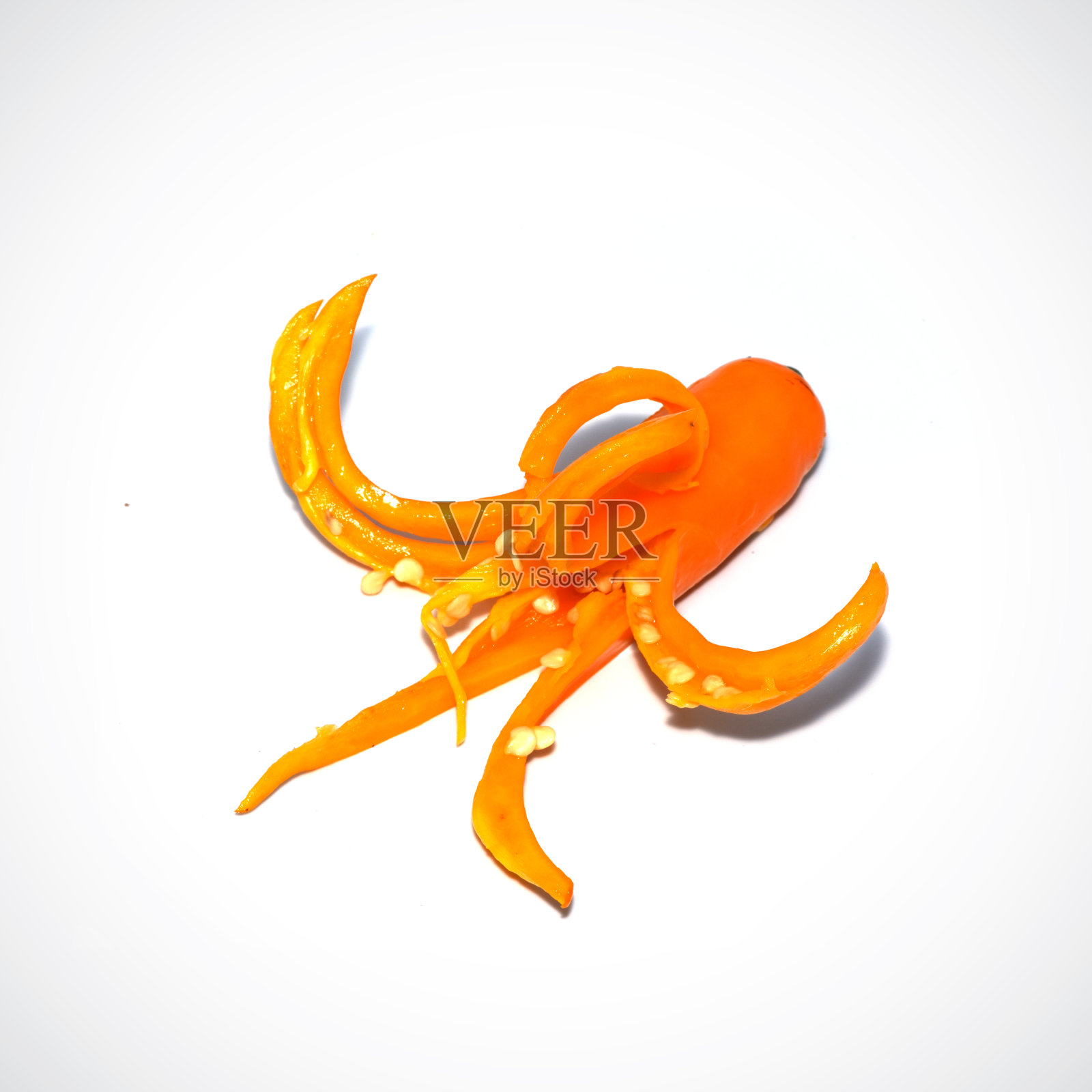 黄辣椒切孤立在白色背景上。照片摄影图片