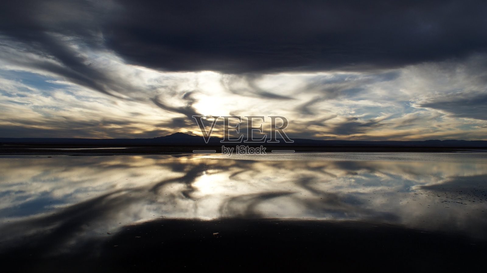 阿塔卡马沙漠镜面落日映照南美智利照片摄影图片