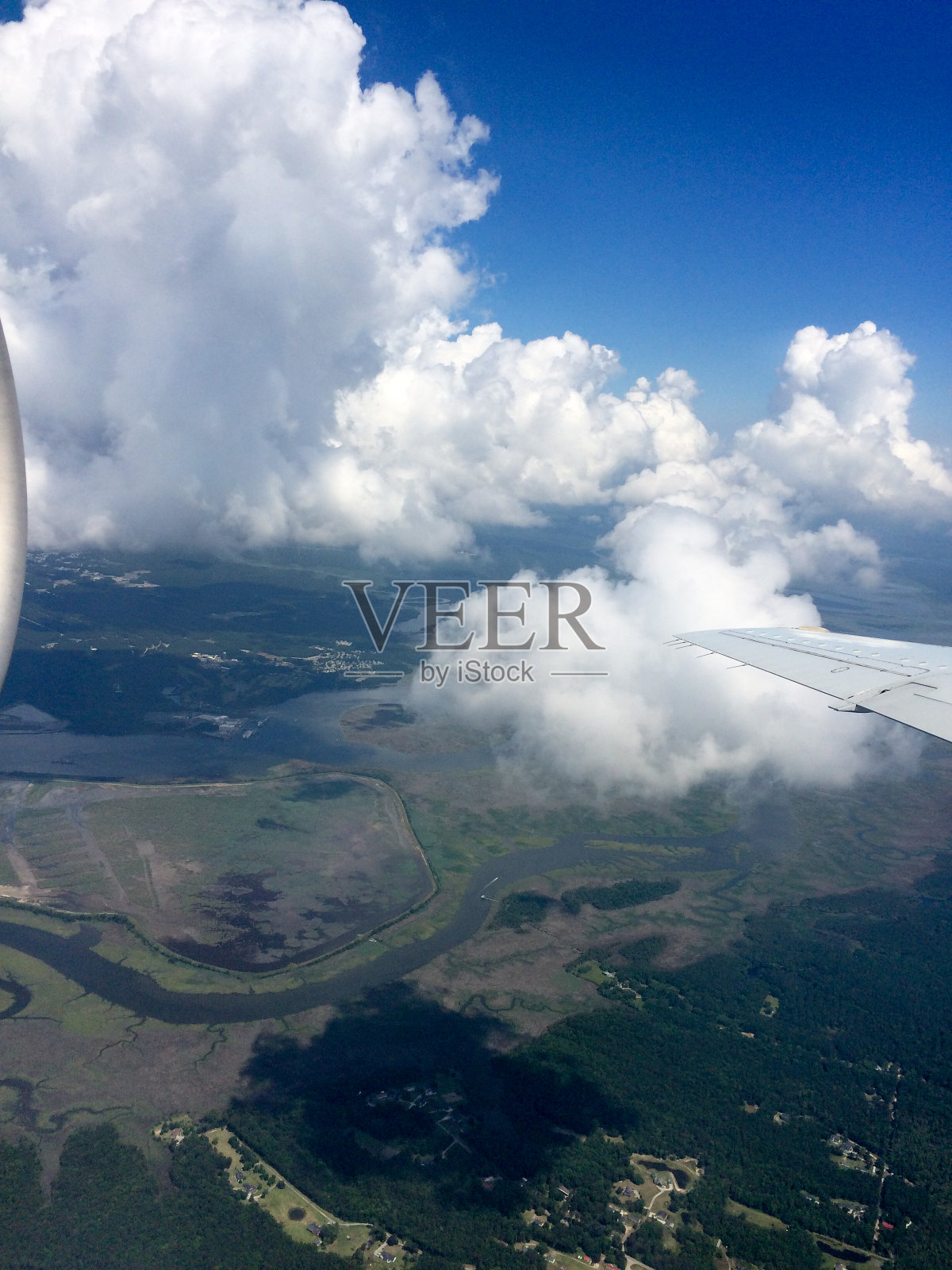 看我们的飞机窗户的建筑和树木照片摄影图片