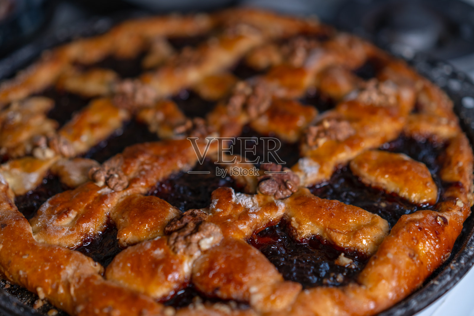 有果酱和坚果的甜蛋糕照片摄影图片