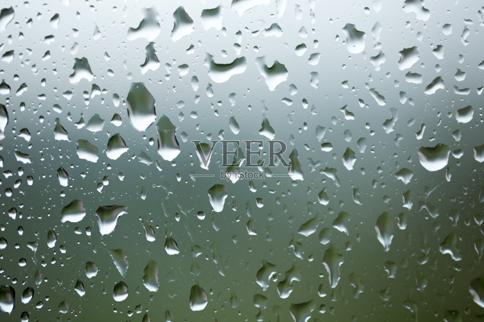 雨滴落在窗玻璃上照片摄影图片