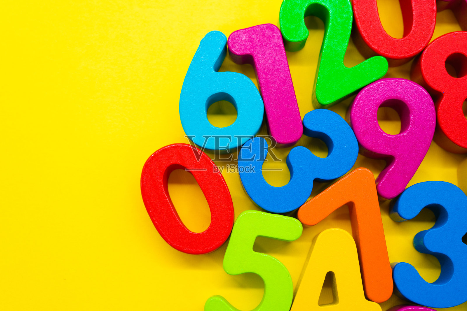 黄色背景上的彩色数字照片摄影图片