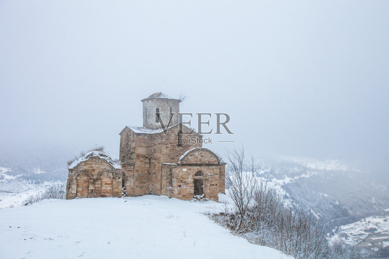Sentinsky基督教圣殿。Karachay-Cherkessia,俄罗斯。高加索山脉照片摄影图片