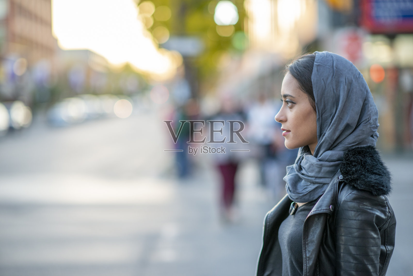 户外的伊斯兰妇女照片摄影图片