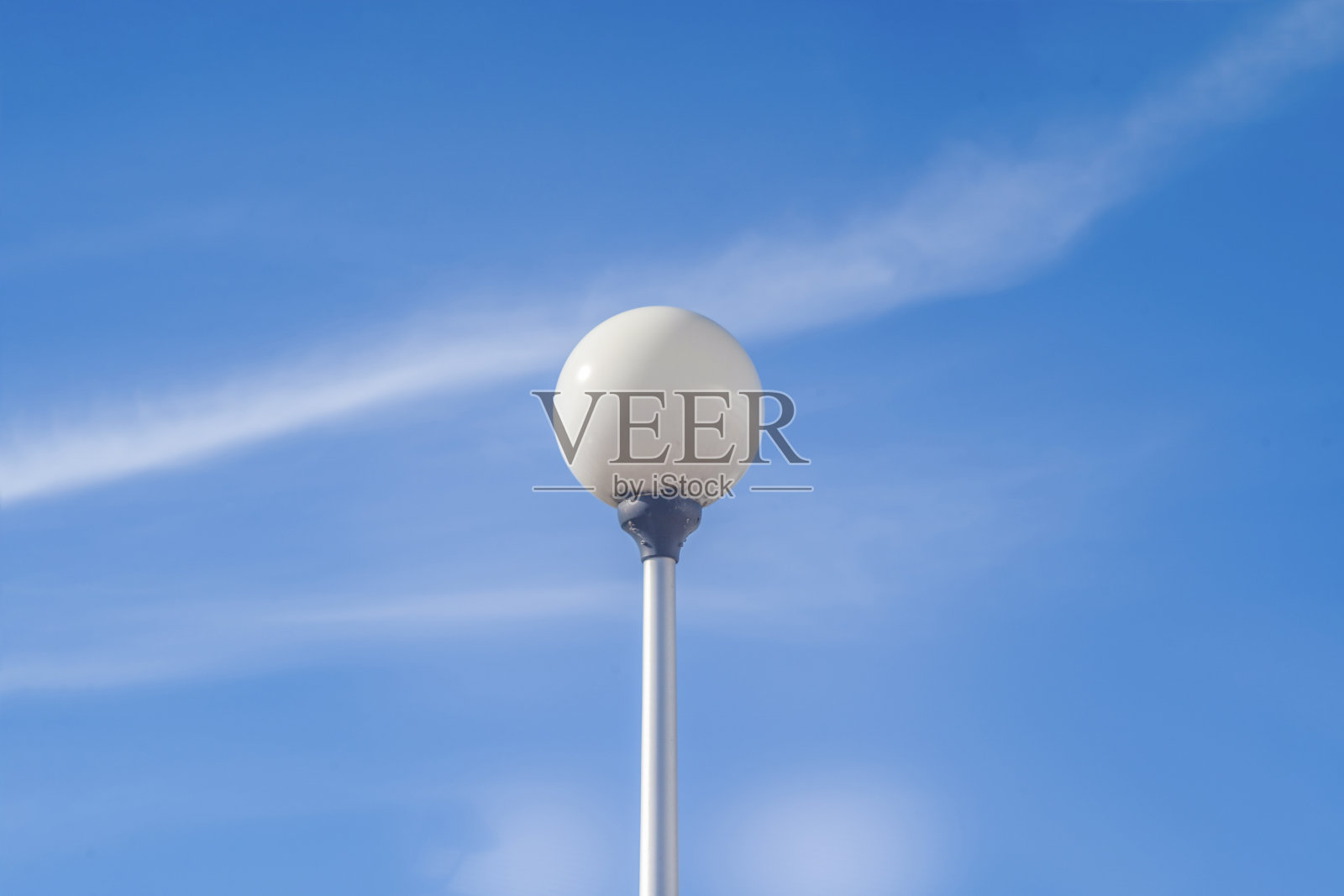 圆路灯蓝天背景照片摄影图片