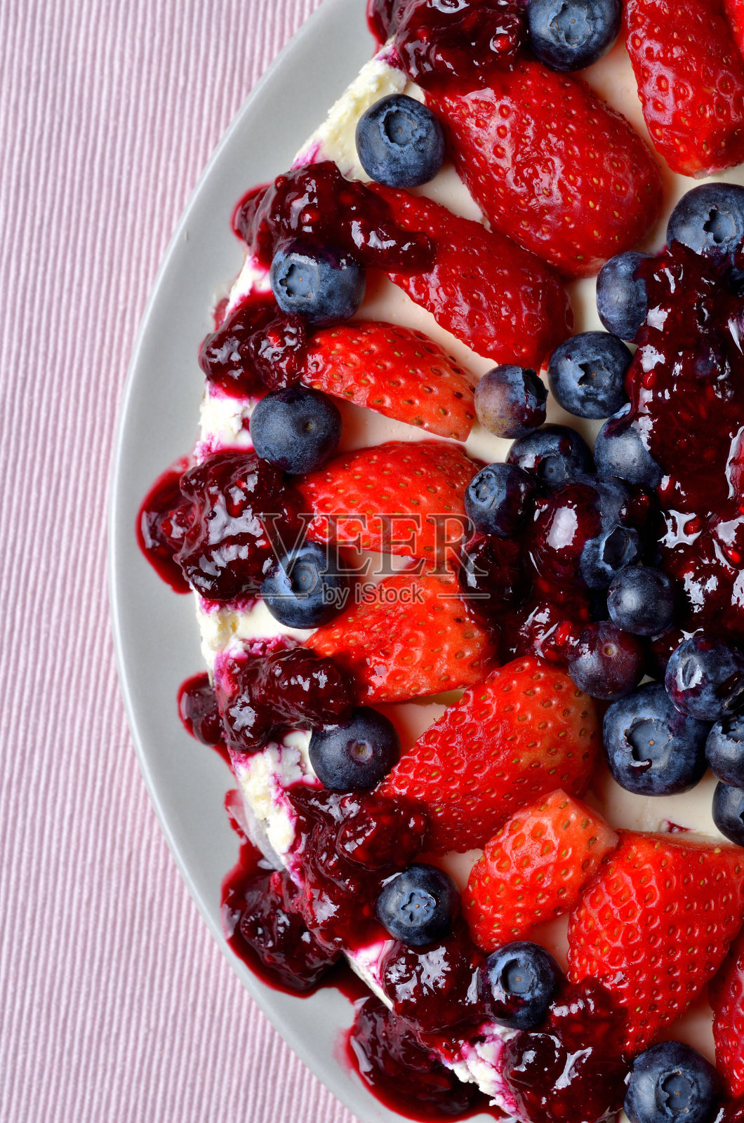 半块挞配上新鲜的草莓、蓝莓和樱桃酱。前视图。照片摄影图片