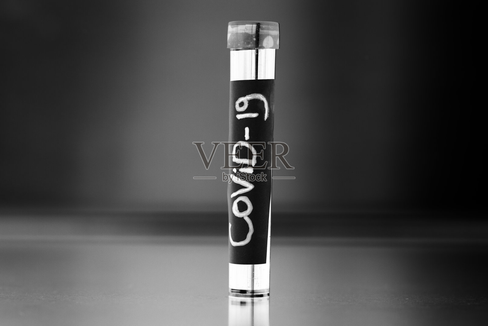 COVID-19检测阳性血液试管和诊断新型冠状病毒感染的血液检测实验室样本。黑色和白色照片摄影图片