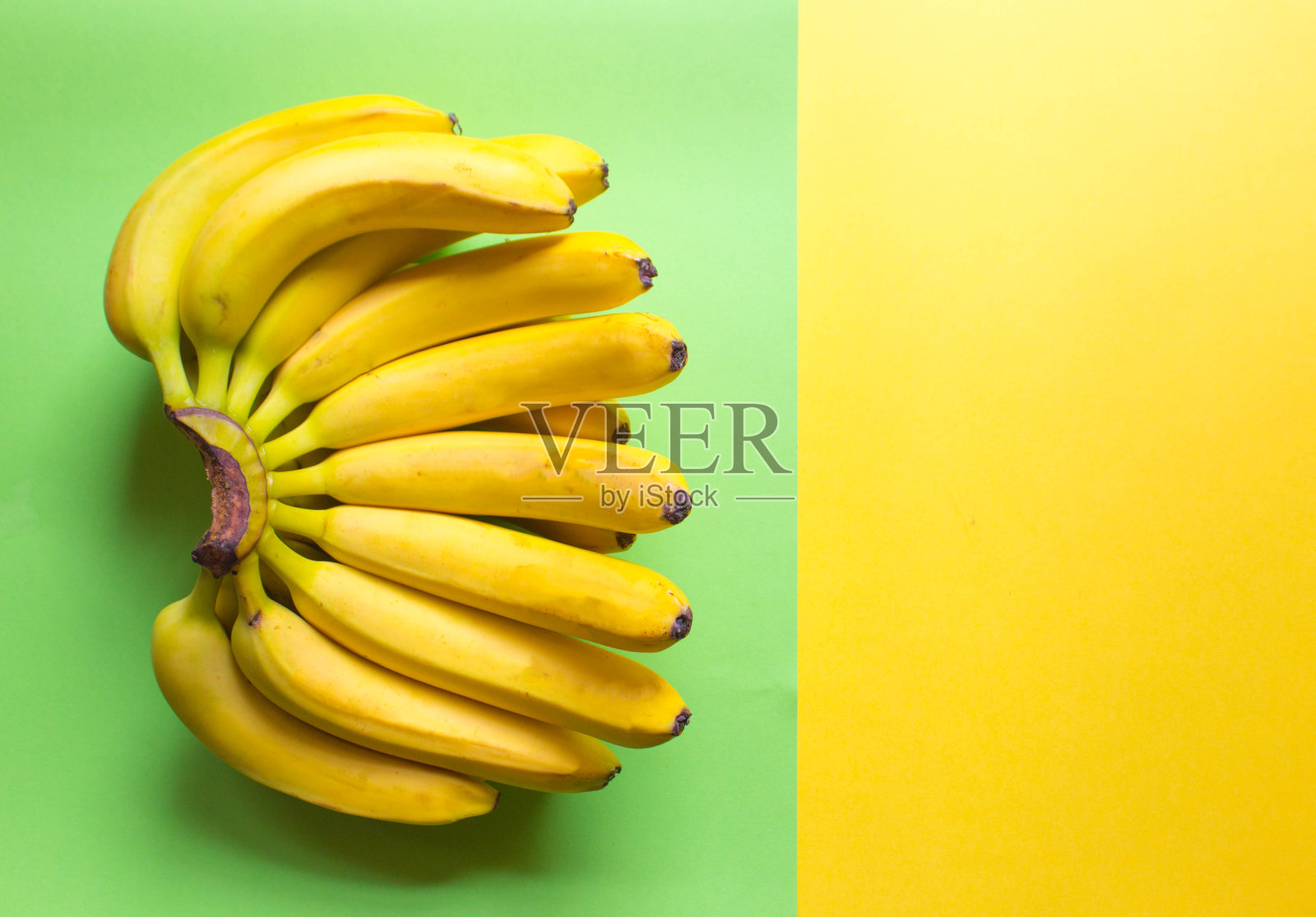 美丽,新鲜,一束黄色的香蕉在黄色的背景。新鲜食品的概念。水果提供作为广告或网络背景。免费空间。俯视图照片摄影图片