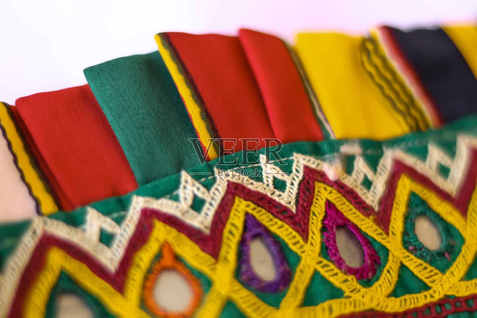 刺绣民族花卉颈部线花设计近看,传统匈牙利马约刺绣图案。印度手工刺绣照片摄影图片