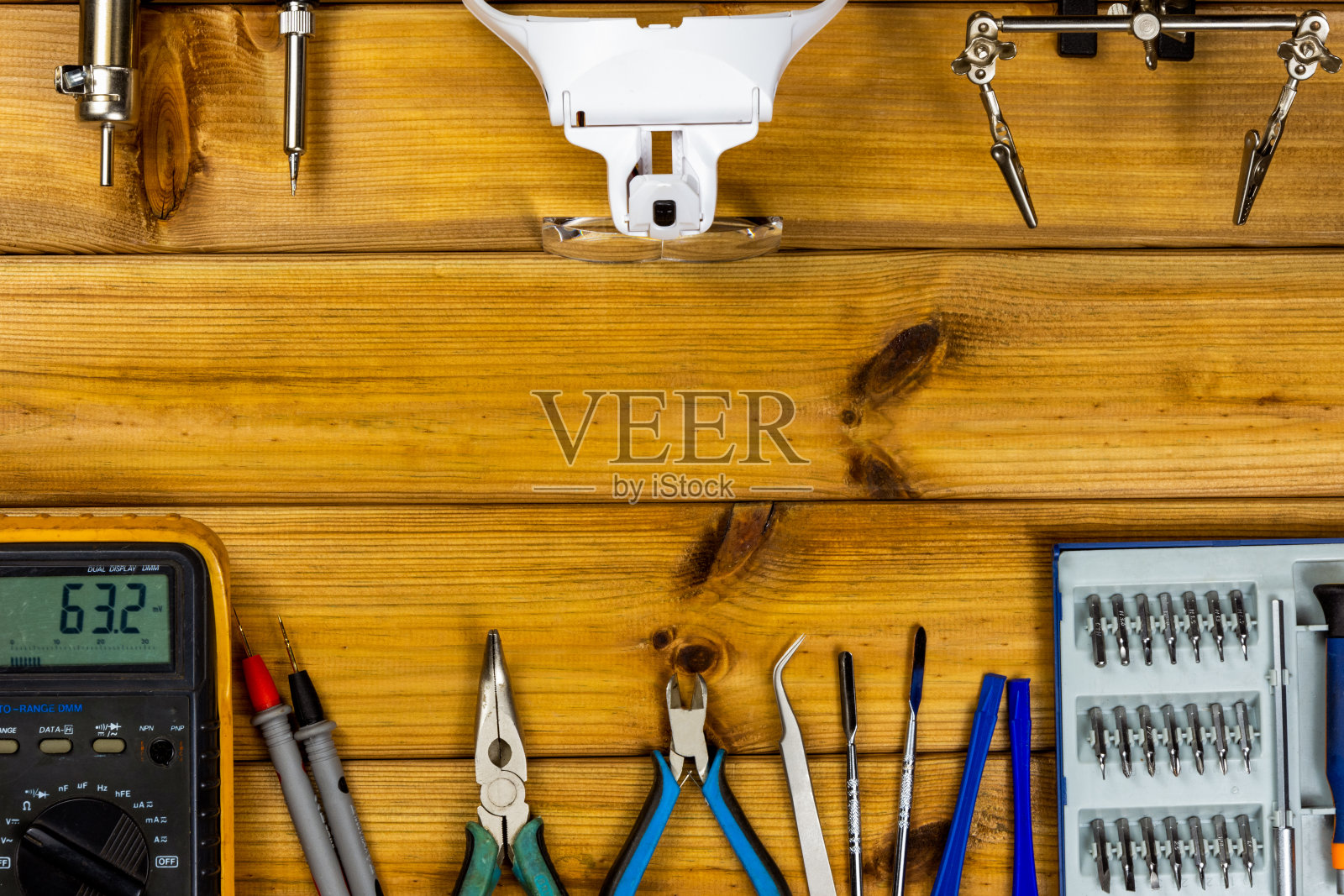 修理手机、平板电脑和电子设备的工具,在一个木制的背景上有拷贝空间。前视图。平躺照片摄影图片