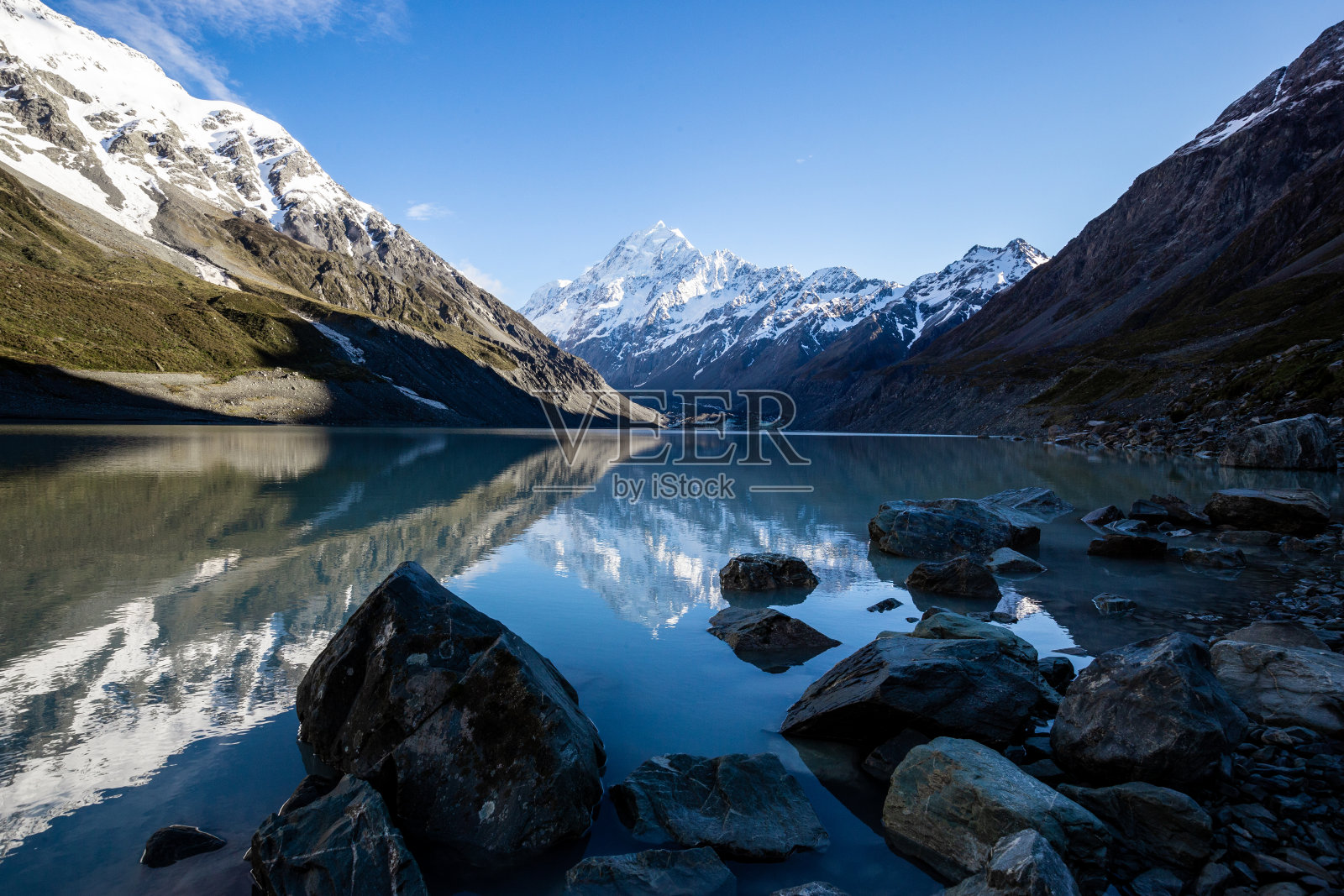 库克峰在胡克湖平静的水面上的强烈倒影照片摄影图片