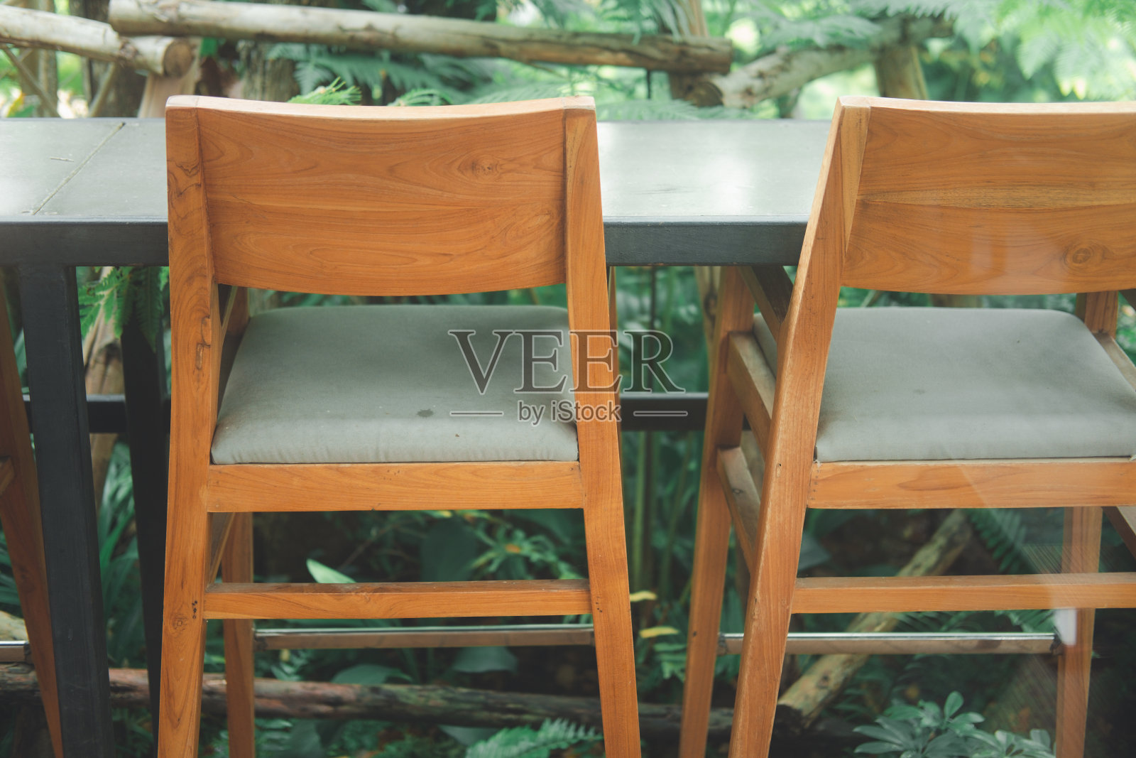 户外咖啡厅的木椅和柜台照片摄影图片