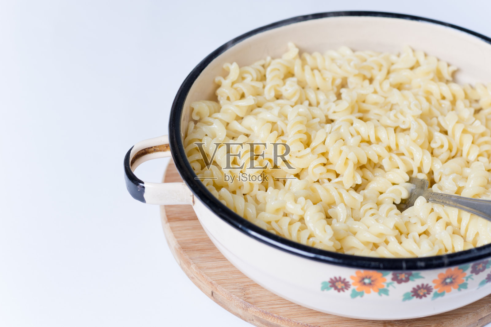 在金属碗里煮通心粉照片摄影图片