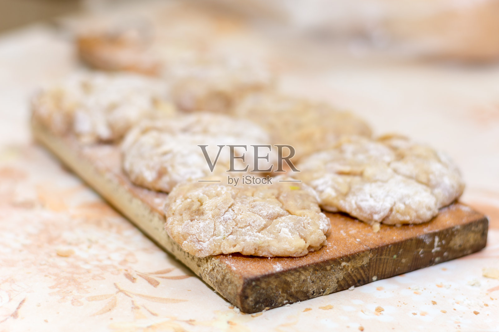 准备好的肉丸子放在厨房的桌子上煎照片摄影图片