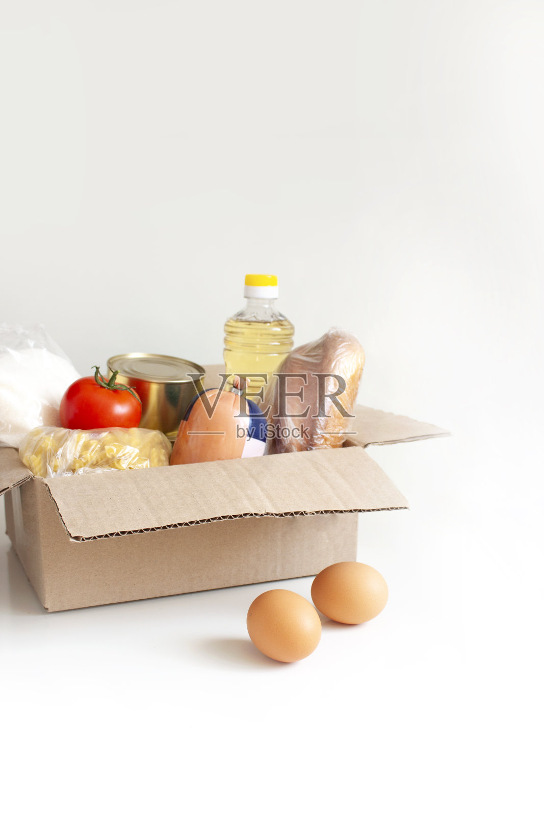 食品捐赠或食品配送理念。纸板箱里的食物照片摄影图片