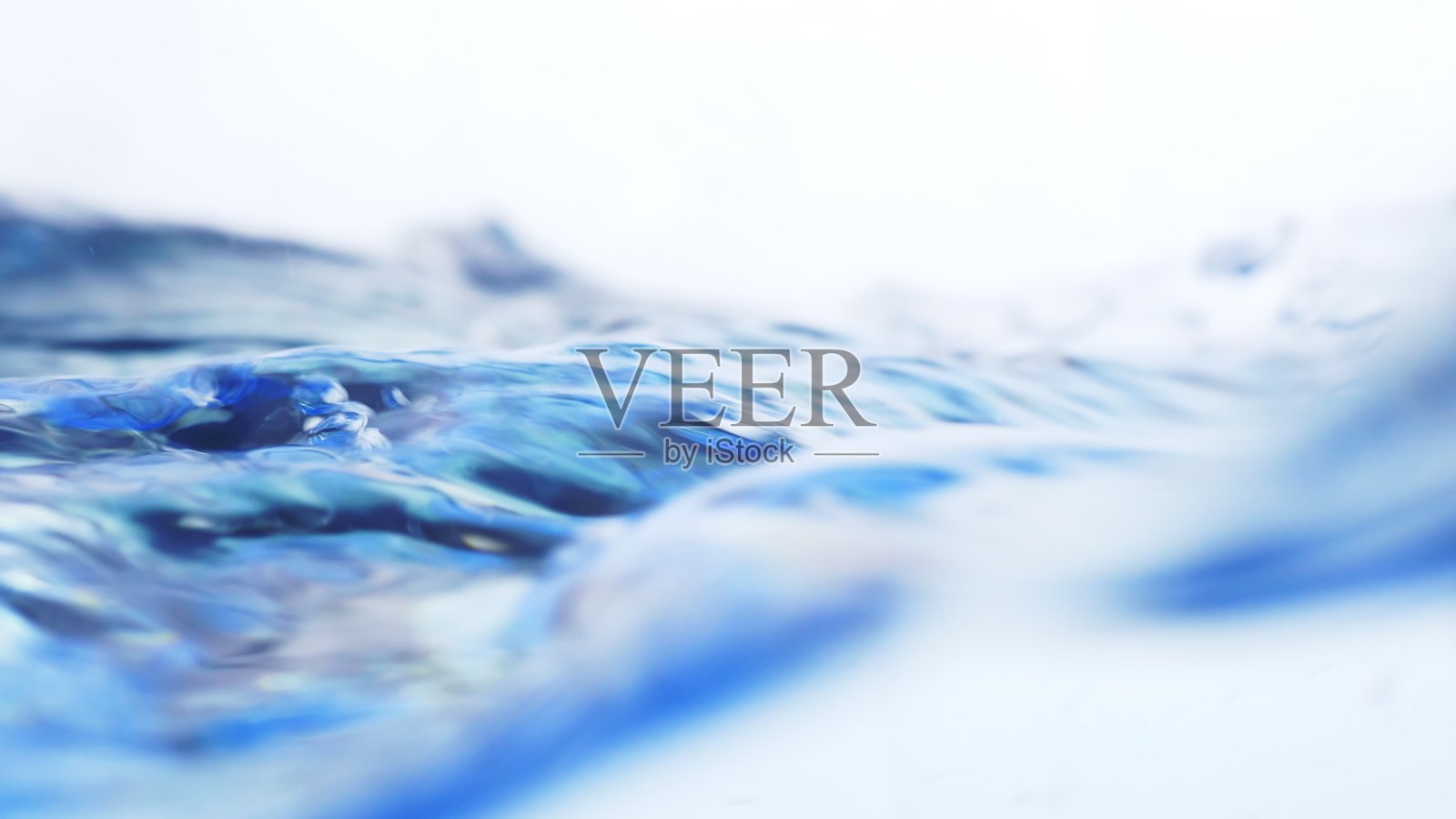 柔模糊焦点抽象水花表面填充框架与水滴和摆动液体与一个气泡在白色背景和复制空间。照片摄影图片