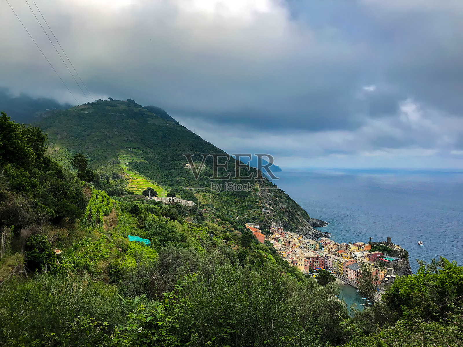 从五园步道顶端俯瞰地中海和山脉景观。照片摄影图片