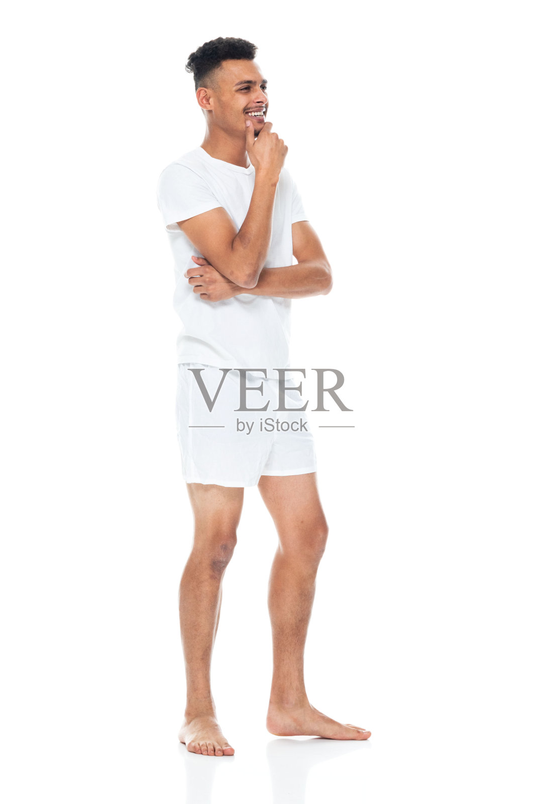 非洲裔男性穿着平角短裤站在白色背景前照片摄影图片