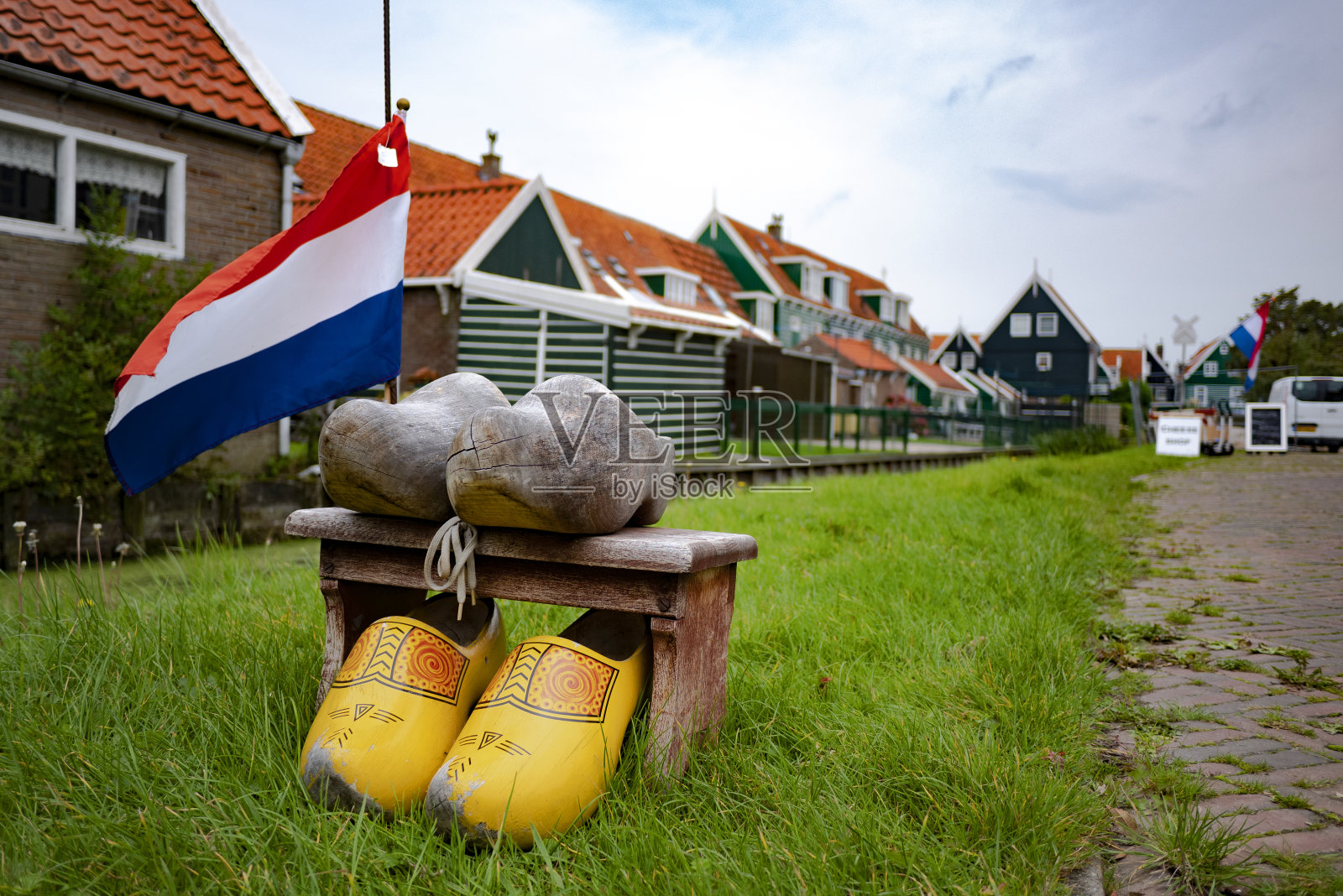 荷兰木屐和荷兰国旗照片摄影图片