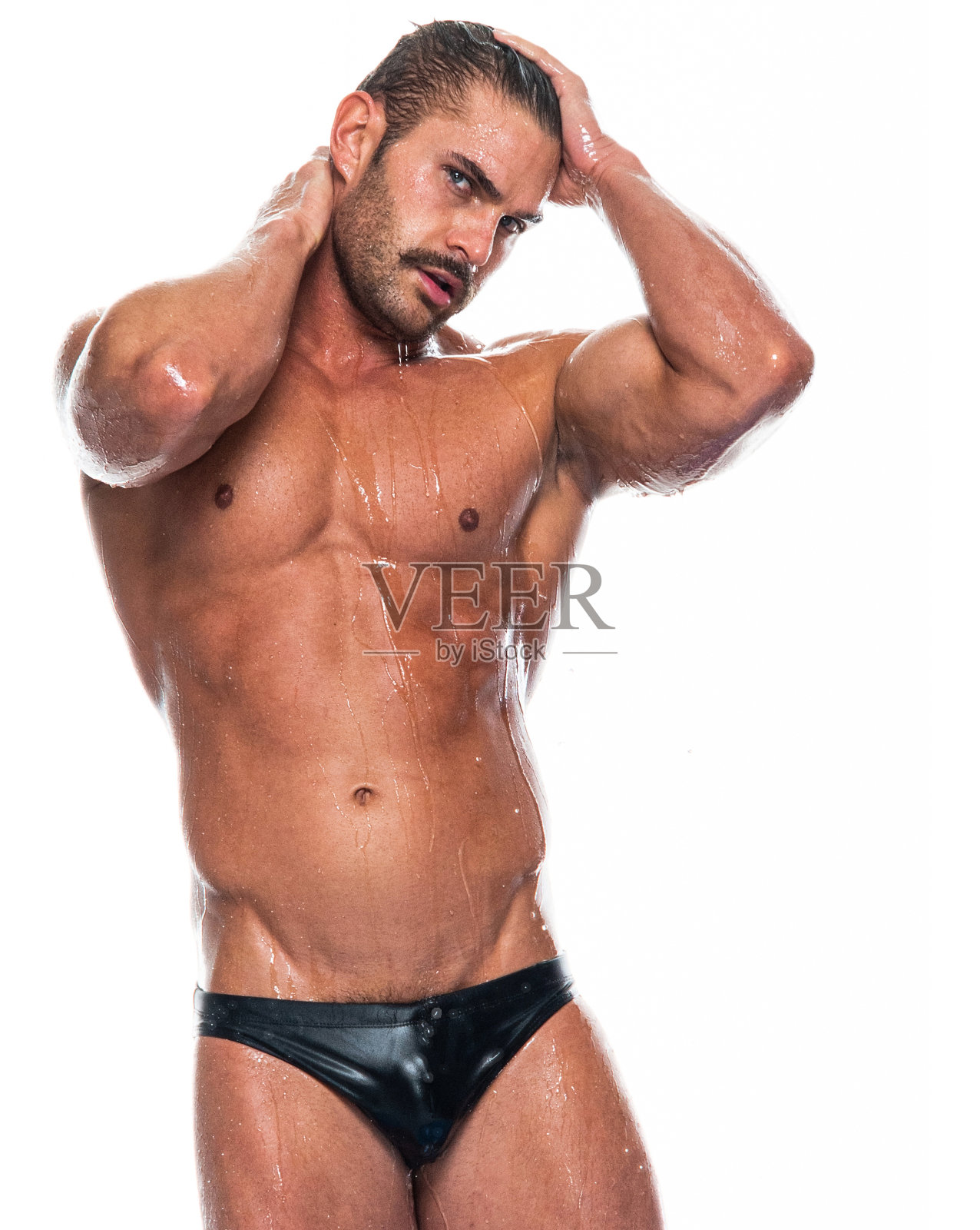 白人年轻男子穿着泳裤站在白色背景前照片摄影图片