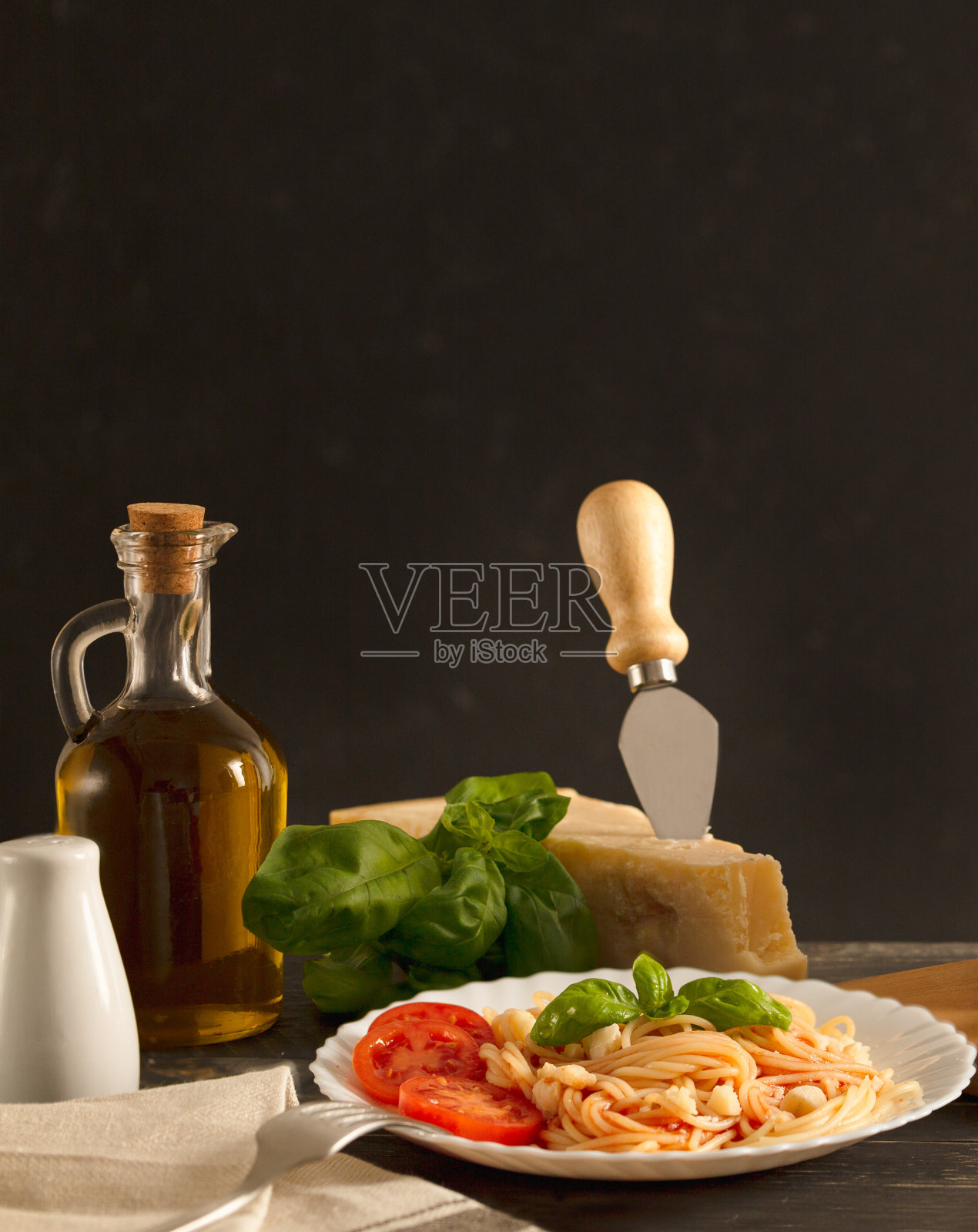 意大利面加番茄酱和新鲜罗勒照片摄影图片