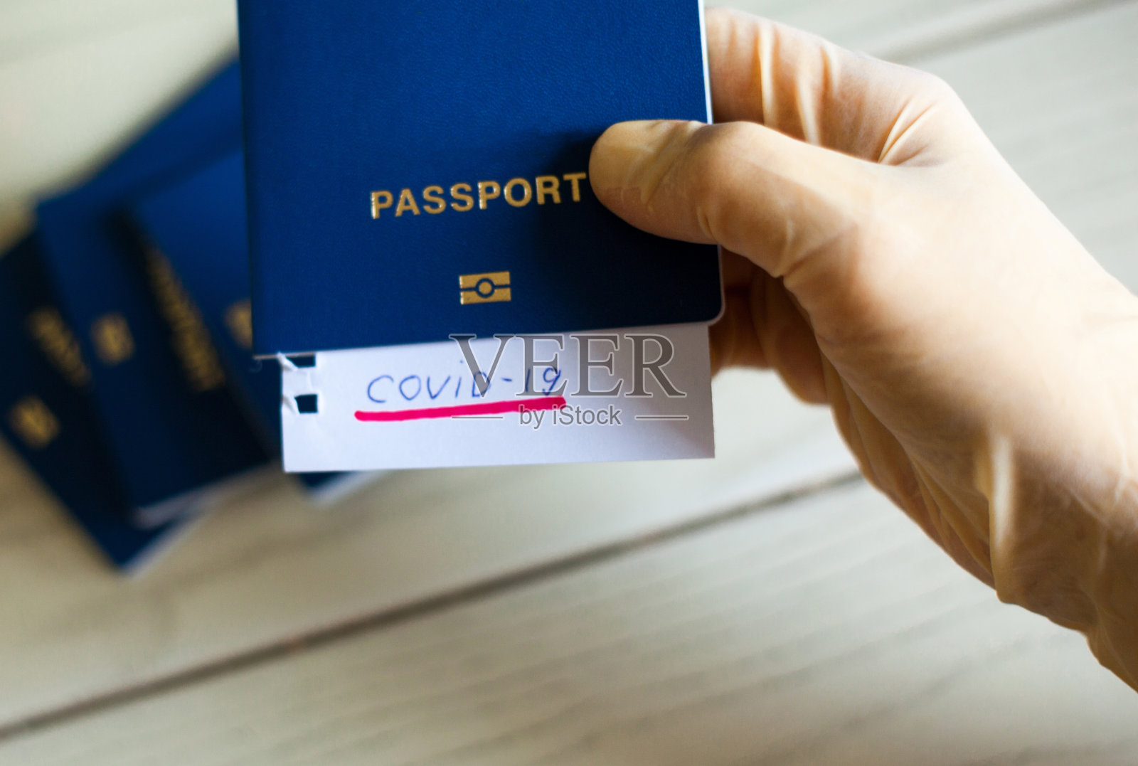 印有Covid-19字样的护照和便条。照片摄影图片