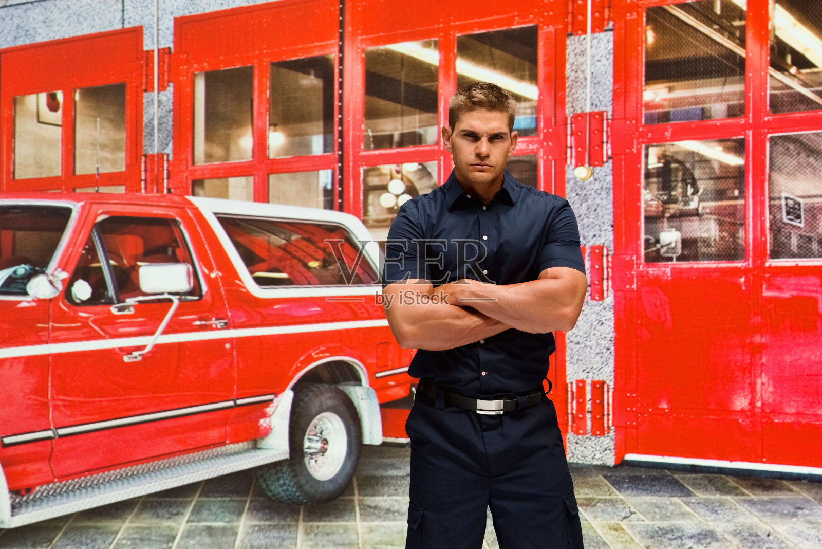 白种年轻男性从事紧急救援工作照片摄影图片