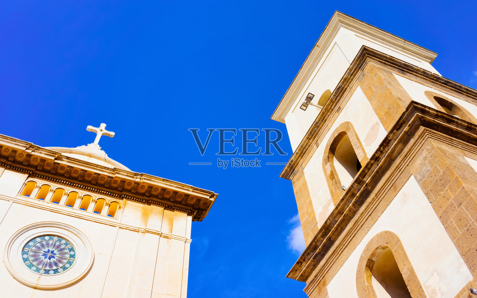 波西塔诺反射圣玛丽亚·艾松塔教堂照片摄影图片