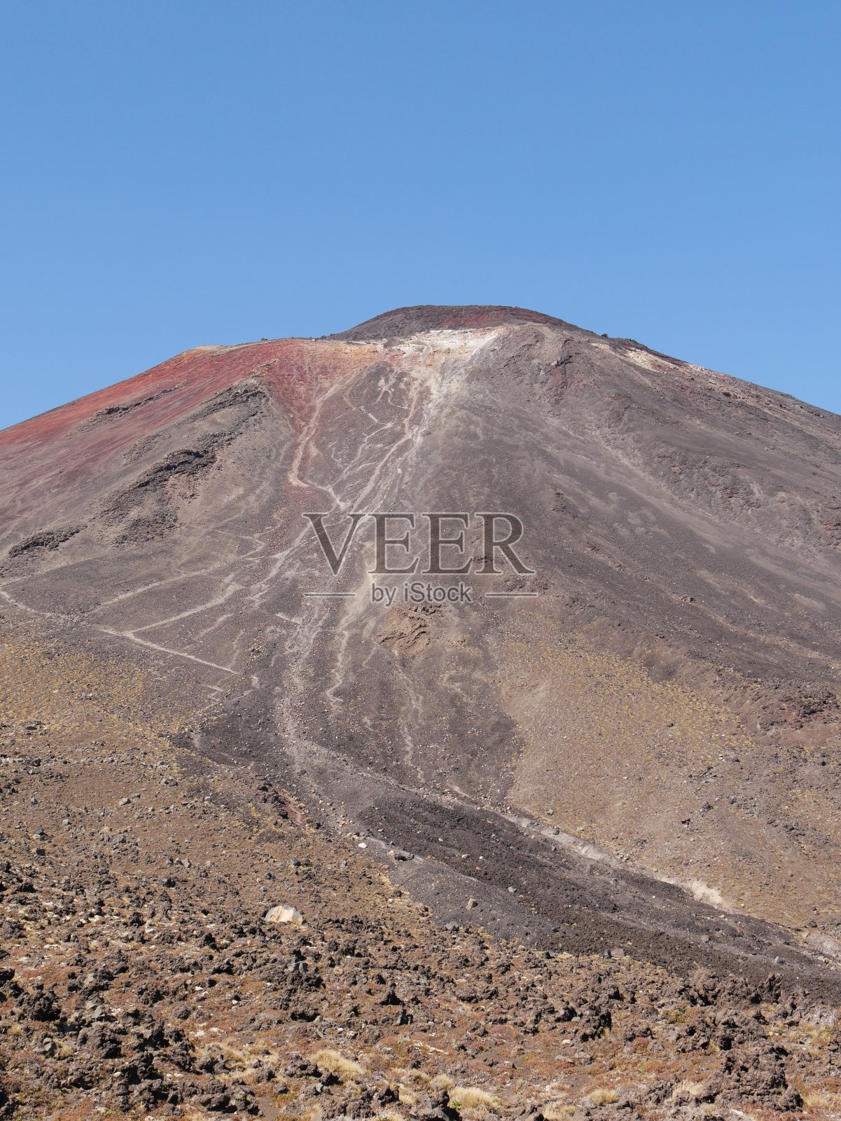 在新西兰的汤加里罗国家公园,前面有砾石的火山照片摄影图片