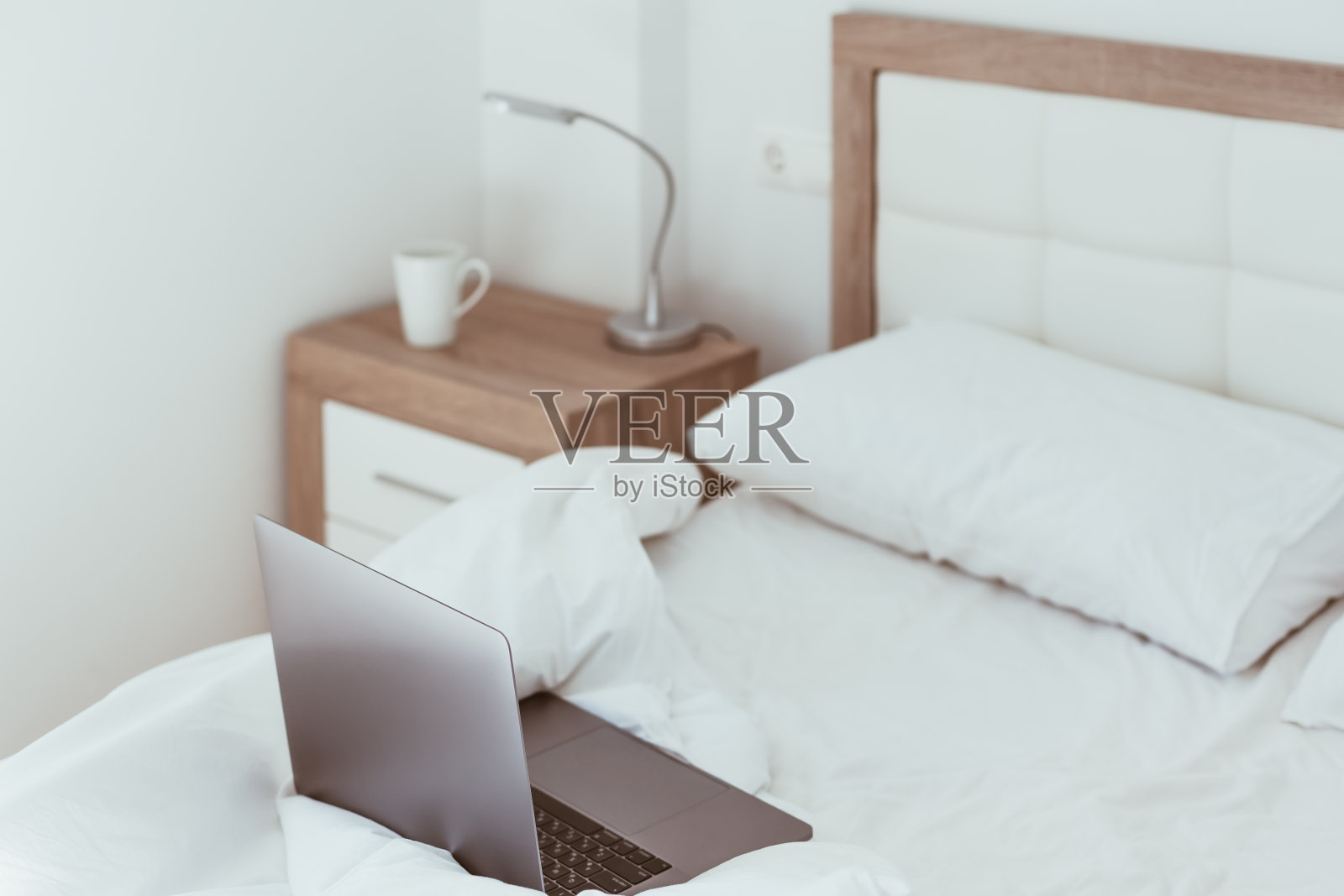 工作与家庭隔离的概念。笔记本在床上照片摄影图片