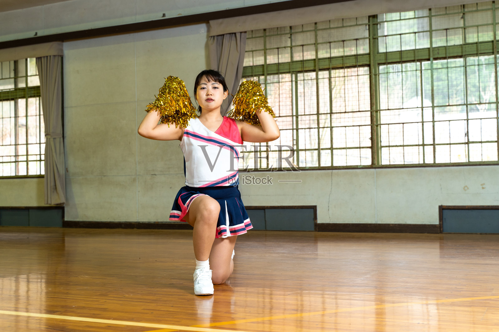 拉拉队在体育馆练习照片摄影图片