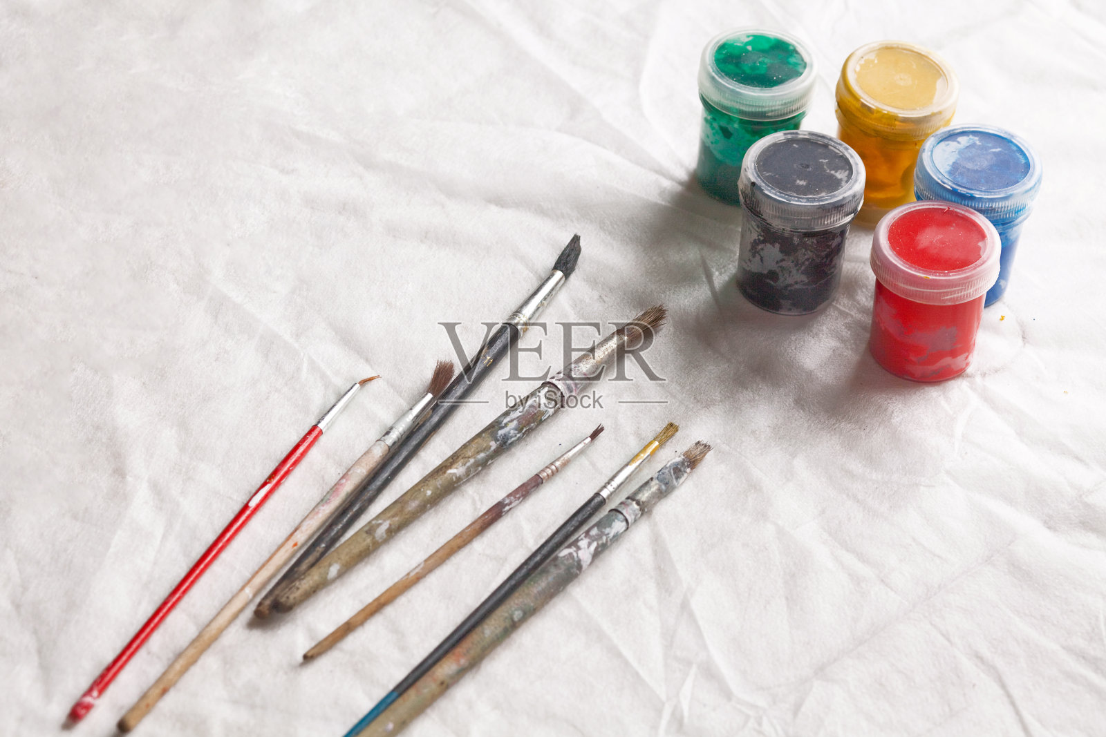 艺术在画布上刷颜料照片摄影图片