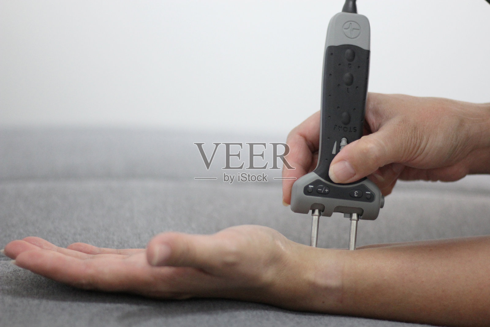 手臂和手部的肌电图照片摄影图片