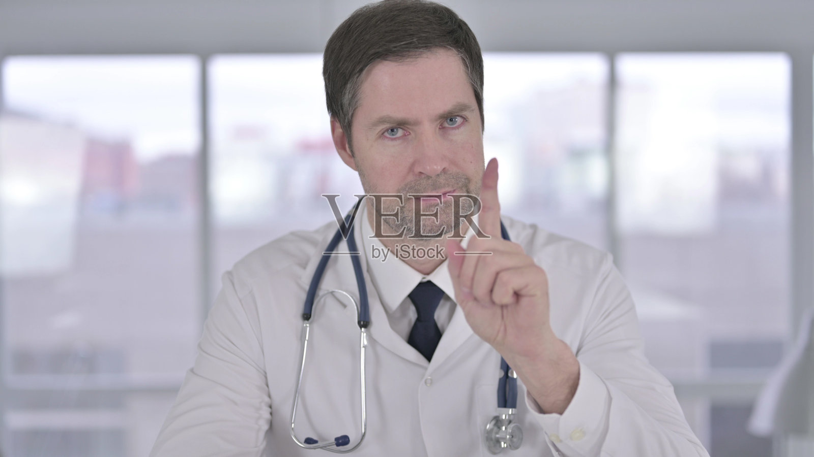 中年医生用手势说不的肖像照片摄影图片