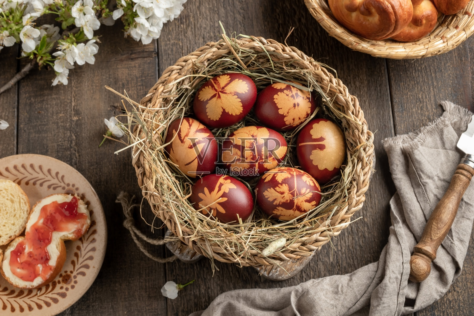 篮子里装着用洋葱皮染色的复活节彩蛋,背景是捷克传统甜点jidasky或jidase照片摄影图片