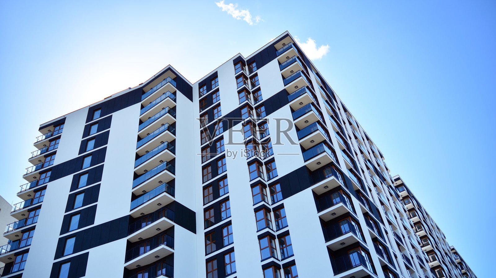 现代和新的公寓大楼。多层现代,新的和时尚的居住大楼的公寓。照片摄影图片