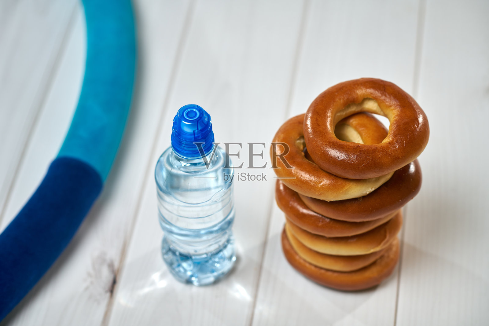 在板的背景上加水、干裂和烘干。照片摄影图片