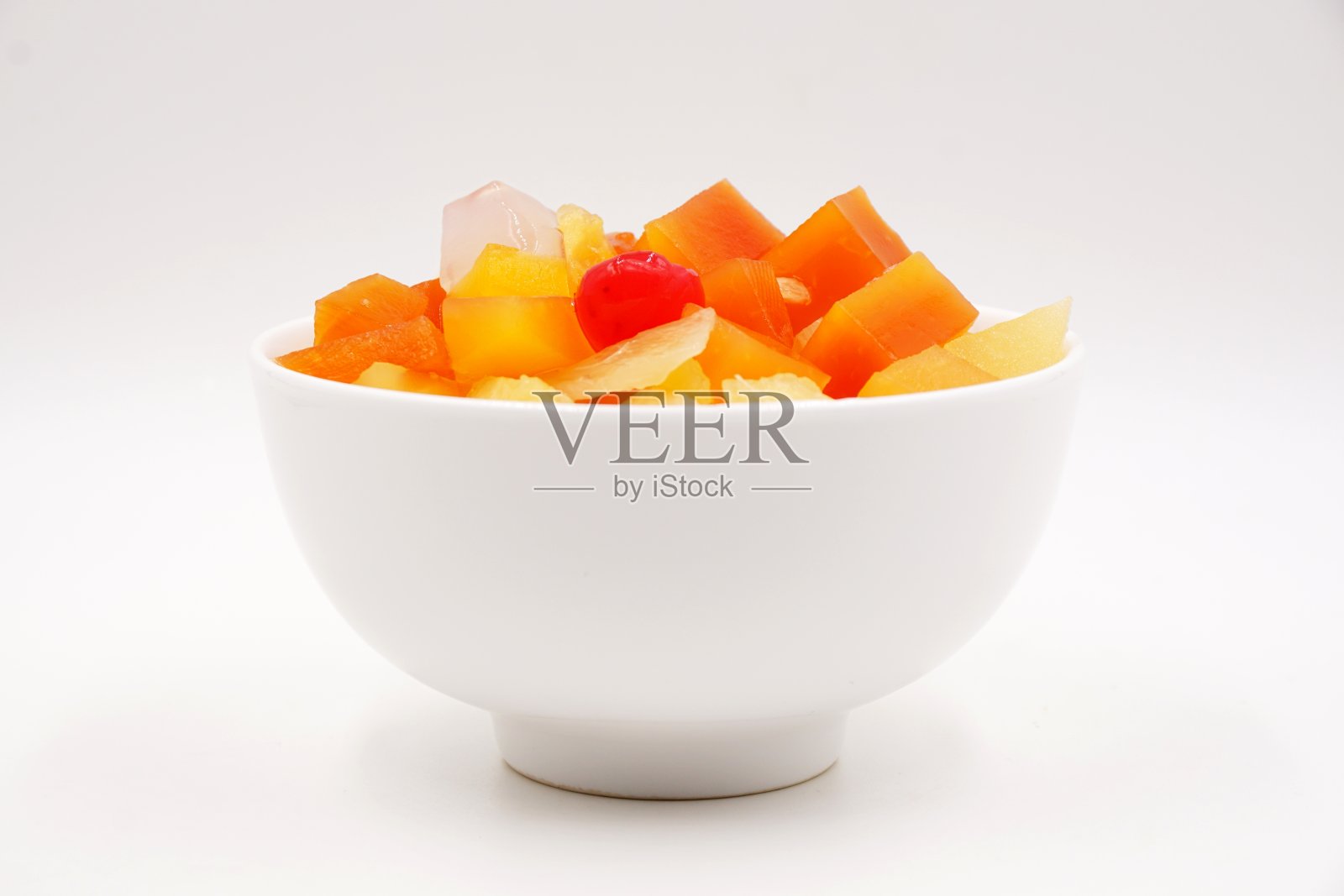 罐头水果鸡尾酒菠萝,木瓜,可可和樱桃照片摄影图片