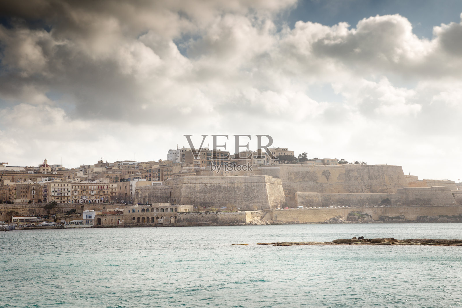 瓦莱塔的城市景观从海上照片摄影图片