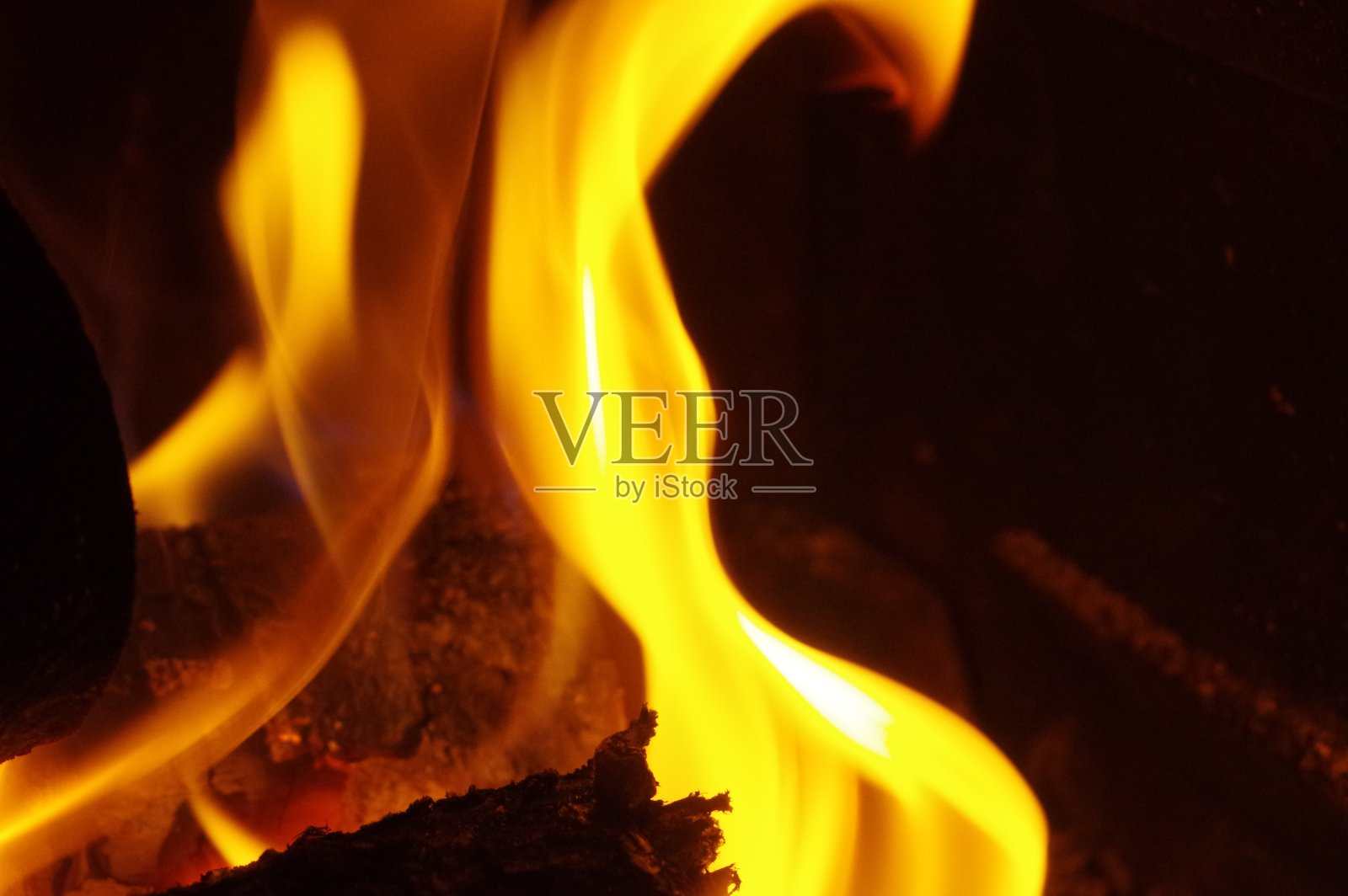 美丽的火焰在黑色的背景。照片摄影图片